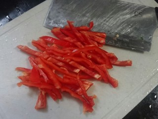12、香辣鱿鱼须,肉红椒洗净切段
