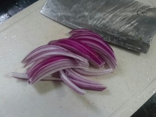 13、香辣鱿鱼须,洋葱也按轮廓切段
