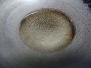 15、香辣鱿鱼须,大火起锅入油