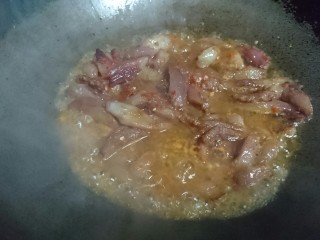 16、香辣鱿鱼须,先将鱿鱼须过油备用