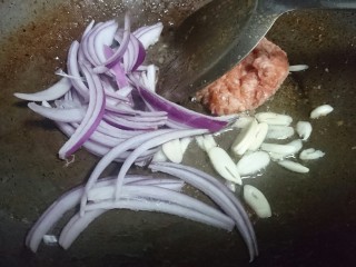 17、香辣鱿鱼须,重新入少量油，先炒香洋葱，蒜瓣，和肉泥