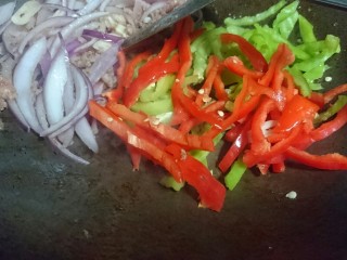 18、香辣鱿鱼须,再入青红椒大火翻炒并食盐调味