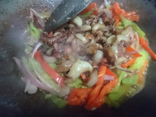 19、香辣鱿鱼须,最后入过油的鱿鱼须，少许生抽最后调味