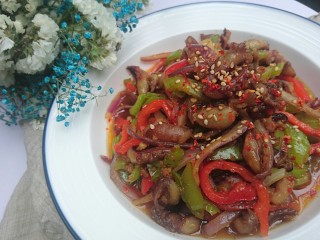 20、香辣鱿鱼须,撒上白芝麻和辣椒粉，趁热享用吧。