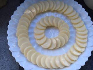5、芙蓉豆腐,整齐均匀地在盘子里码成两个圆形