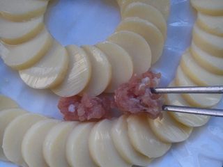 7、芙蓉豆腐,小心地填在两个圆形之间，不用填太厚实