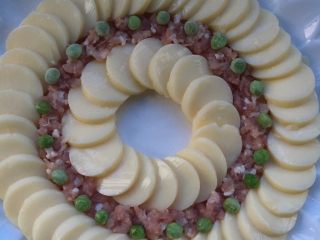 9、芙蓉豆腐,挑出青豆先在肉糜上间隔着摆一圈