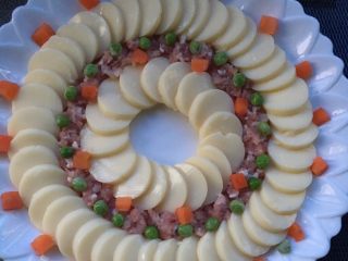 10、芙蓉豆腐,接着摆胡萝卜丁