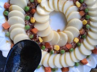 14、芙蓉豆腐,仔细地把酱料洒在肉糜和最外圈上，尽量别洒在豆腐上，以免影响美观