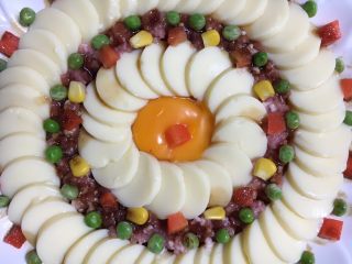 15、芙蓉豆腐,中间打上蛋黄，缀上胡萝卜丁