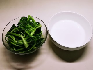 2、广州肠粉,菠菜焯水  肠粉粉加入150克清水搅拌 静置15分钟