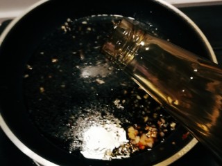 7、广州肠粉,依次放入生抽 蚝油  白糖 清水或高汤煮开