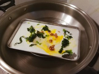 11、广州肠粉,盘中依次放入肠粉浆 肉粒 鸡蛋 菠菜  肠粉浆薄薄一层即可  蒸锅水烧开后  将肠粉盘放入蒸锅  约3分钟  粉浆变成粉皮 盘中起大泡表明已经蒸熟 这个时间正好准备下一盘  两盘交替蒸 节省时间