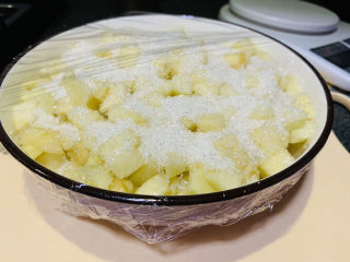 6、自制????苹果酱,盖上保鲜膜,腌制一个晚上;