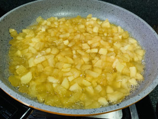 9、自制????苹果酱,大火煮开,调中火熬;