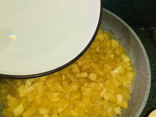 10、自制????苹果酱,腌制时出的水熬干了,就加清水;