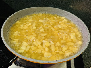 11、自制????苹果酱,再大火煮,为了把苹果煮熟;