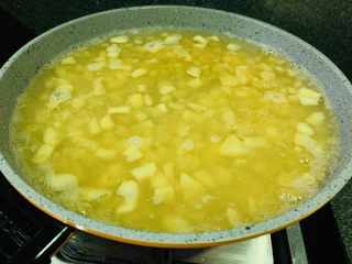 12、自制????苹果酱,苹果很多都呈透明状;