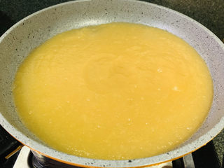 16、自制????苹果酱,搅拌细腻,再倒锅里;