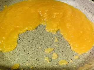 19、自制????苹果酱,最后调小火翻拌;