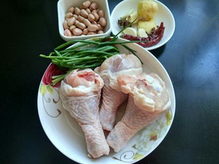 2、吃鸡 口水鸡,准备好鸡腿,生姜,大蒜,花椒,八角,香葱,花生米,洗净。