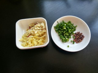 3、吃鸡 口水鸡,大蒜,生姜,辣椒,三分之一的香葱切碎,三分之二的香葱备用。