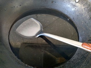 4、吃鸡 口水鸡,锅内放冷水。