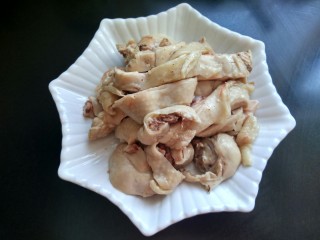 9、吃鸡 口水鸡,将鸡腿剁成块。