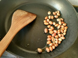 10、吃鸡 口水鸡,锅内放油,花生米冷油下锅,小火慢炒,炒香后盛入碗中备用。