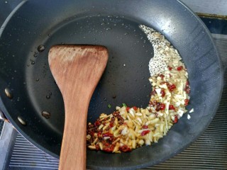 11、吃鸡 口水鸡,锅内油烧热,放入花椒,生姜,大蒜,辣椒,白芝麻,爆香。