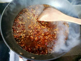 13、吃鸡 口水鸡,放豆瓣酱,再放一小碗刚才煮鸡腿的汤。