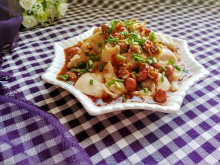 15、吃鸡 口水鸡,铺上桌布,可以美美的享用了,鸡腿嫩滑,又香又麻又辣,味道棒极啦!