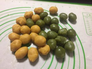 2、双色桃山皮月饼,桃山皮两种分好小剂子，每个颜色16个，单个10克。