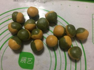 3、双色桃山皮月饼,把两个颜色捏在一起。