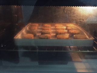 12、双色桃山皮月饼,送入提前预热好的烤箱，上下火155度18分钟左右。