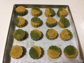 10、双色桃山皮月饼,月饼全部做好放在烤盘上。