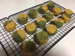 14、双色桃山皮月饼,移至晾网架上冷却。