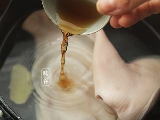 3、下酒小菜~凉拌猪耳,倒入料酒;