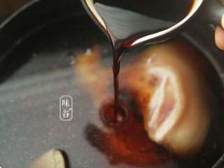 5、下酒小菜~凉拌猪耳,倒入生抽；