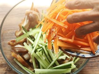 11、下酒小菜~凉拌猪耳,切好的猪耳，和胡萝卜丝，青瓜丝放入盘中；