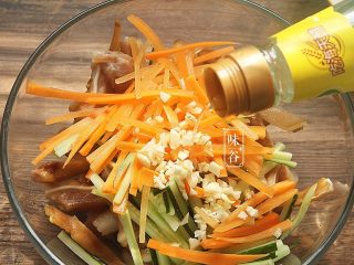 12、下酒小菜~凉拌猪耳,放入蒜蓉，倒入醋；