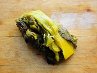 7、快手酸菜鱼 鱼肉鲜嫩酸菜爽口的宴客硬菜,鱼酸菜冲洗干净,挤干净水分。