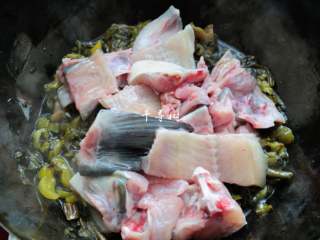 11、快手酸菜鱼 鱼肉鲜嫩酸菜爽口的宴客硬菜,这时候可以把鱼骨和鱼头倒进去一同翻炒。