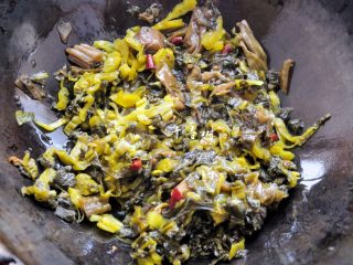 9、快手酸菜鱼 鱼肉鲜嫩酸菜爽口的宴客硬菜,锅内放油,量比平时炒菜稍微多点,油烧热后放鱼酸菜和酸菜鱼调料包炒。