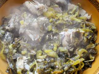 15、快手酸菜鱼 鱼肉鲜嫩酸菜爽口的宴客硬菜,把酸菜和鱼骨用漏勺捞出,放入盆中。