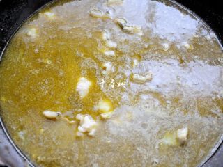 16、快手酸菜鱼 鱼肉鲜嫩酸菜爽口的宴客硬菜,转最小火,把腌好的鱼片一片片的下入锅中,全部下完后转大火,见鱼片变色就立刻捞出。