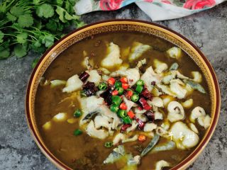 21、快手酸菜鱼 鱼肉鲜嫩酸菜爽口的宴客硬菜,最后再撒上几粒青红辣椒做点缀。