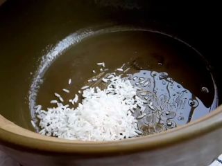 5、腊味煲仔饭,倒入生米