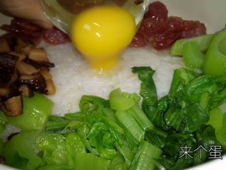 12、腊味煲仔饭,将菜码在锅里 倒入酱料就好啦