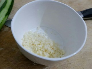 1、快手凉菜 花生酱拌肥牛,蒜切末